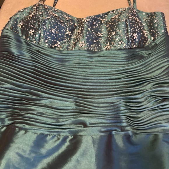 New Pretty Dress For Prom or Party - Picture 2 of 6